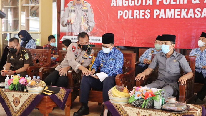 Kegiatan Zoom Meeting dengan Kapolri, Bupati Pamekasan didampingi Kapolres Pamekasan dan Kodim 0826 Pamekasan tinjau kegiatan vaksinasi serta memberikan bantuan sembako kepada peserta vaksinasi.