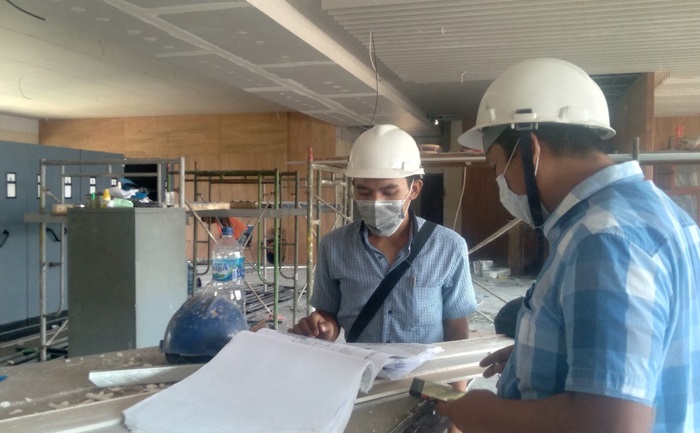 Para pekerja  proyek  gedung GPP di Kompleks Perkantoran Raci sedang bekerja.