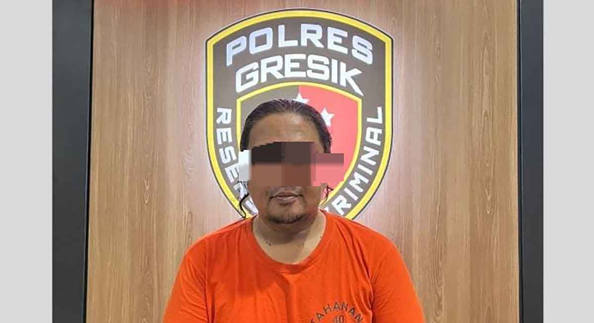 Terduga admin grup Facebook Cinta Sedarah, IDG, saat berada di Mapolres Gresik. Foto: Ist