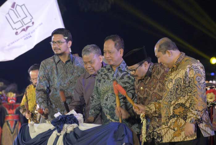 Menristekdikti Prof. M. Nasir Ph.d bersama Pakde Karwo dan Kepala Disbudpar Jatim Jarianto saat membuka acara.   