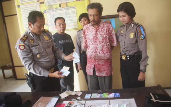 Tersangka saat digelandang ke Maposek Jombang Kota. (foto: rony suhartomo/BANGSAONLINE)