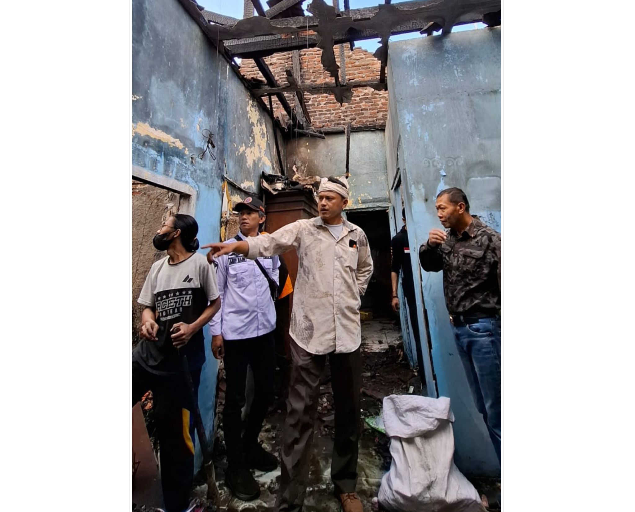 Tim BPBD Kota Batu, Dinas Pemadam Kebakaran Kota Batu, beserta perangkat Kelurahan Temas saat meninjau lokasi