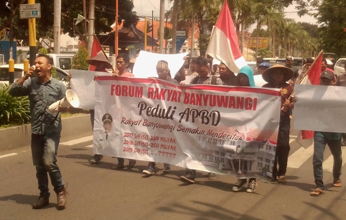 Helmi Rosyadi saat memimpin longmarch demo menuju ke kantor DPRD Banyuwangi.
