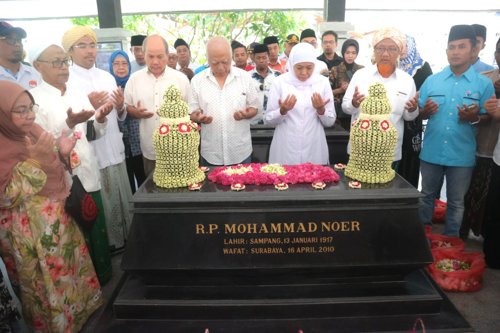 Cagub Jatim Khofifah, saat berziarah ke makam Gubernur Jatim, M Noer di Sampang Madura