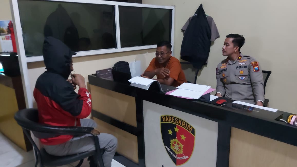 Pelaku saat diamankan dan tengah diperiksa anggota Polsek Taman