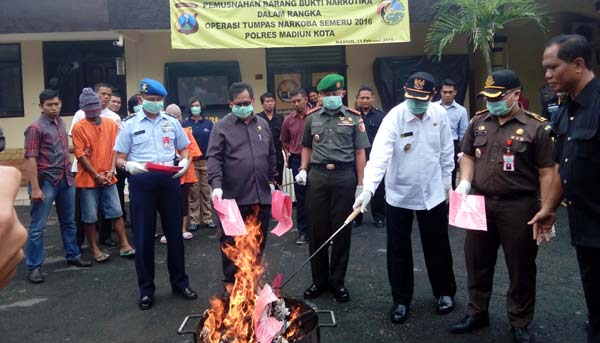 DIBAKAR: Pemusnahan barang bukti sabu-sabu di halaman Mapolres Kota Madiun, Kamis (11/2). foto: hendro utomo/ BANGSAONLINE