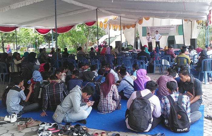 Aksi mahasiswa yang melakukan demo karena dosen mogok mengajar.