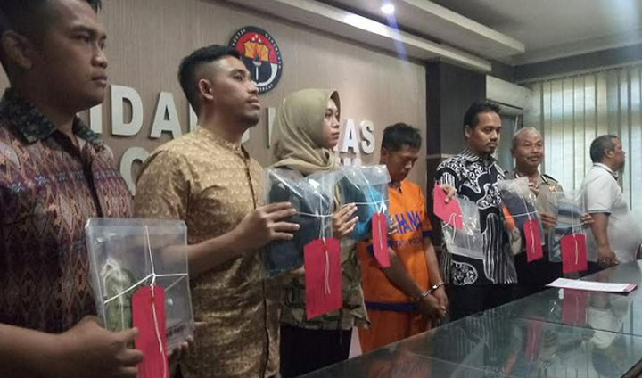 Tersangka dan barang bukti yang diamankan.