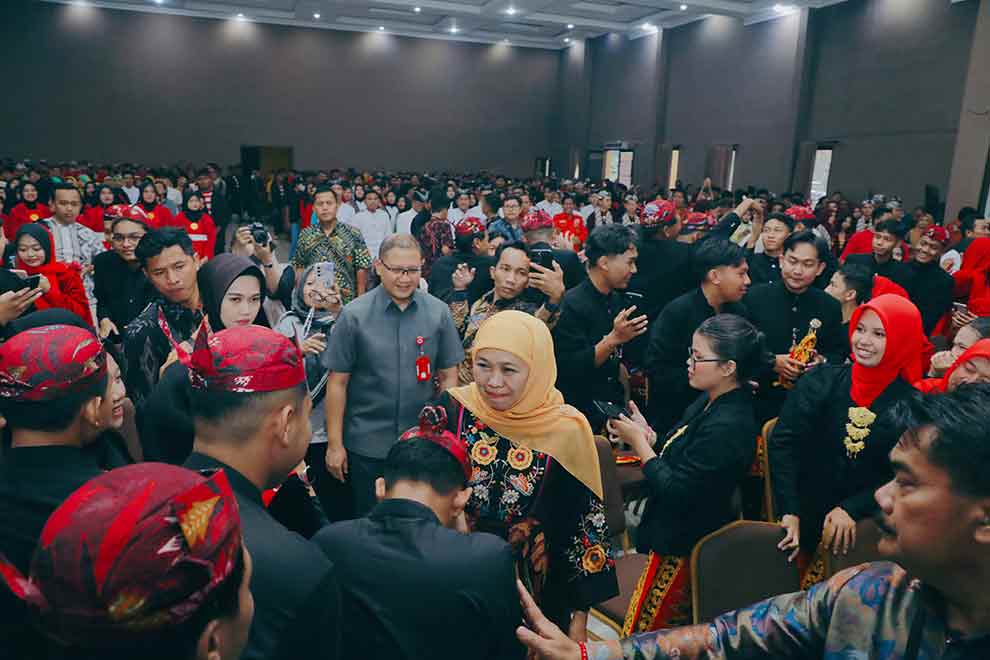 Gubernur Khofifah didampingi Kadindik Jatim, Aires Agung Paewai memberikan apresiasi peserta Final Lomba Paduan Suara SMA/SMK Tingkat Jatim Tahun 2025. (Ist)