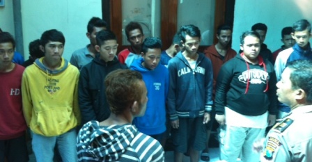 BARIS – Para pelaku balap liar disuruh baris berbaris di Mapolres Kota Kediri, Kamis (25/9/2014). foto : arif kurniawan/BangsaOnline