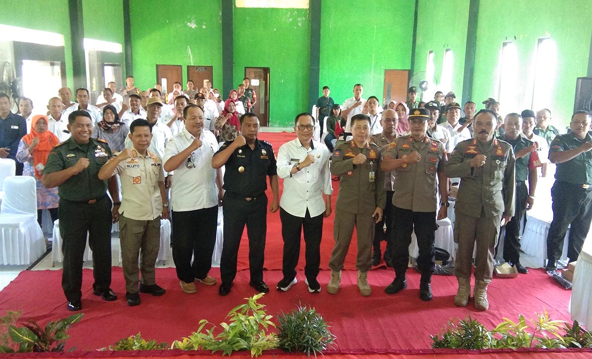 Sekda Nganjuk Nur Solekan bersama narasumber dari Bea Cukai Kediri dan Kasatpol PP Nganjuk foto bersama para peserta sosialisasi. Foto: BAMBANG/ HARIAN BANGSA