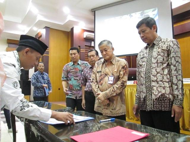 TANDATANGAN. Kepala Dinas Pendidikan Jatim Harun dan instansi terkait yang terlibat penyelenggaraan UN melakukan penandatanganan pakta integritas. foto : nisa/bangsaonline