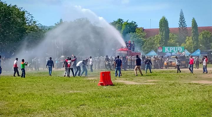 Kegiatan gelar gladi pengamanan Pemilu di alun-alun Pacitan.