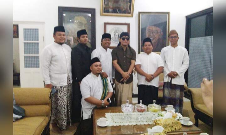 Gus Miftah foto bersama para ustadz di Pesantren Tebuireng Jombang Jawa Timur, Jumat (30/8/2019). foto: dokumentasi Tebuireng Online.