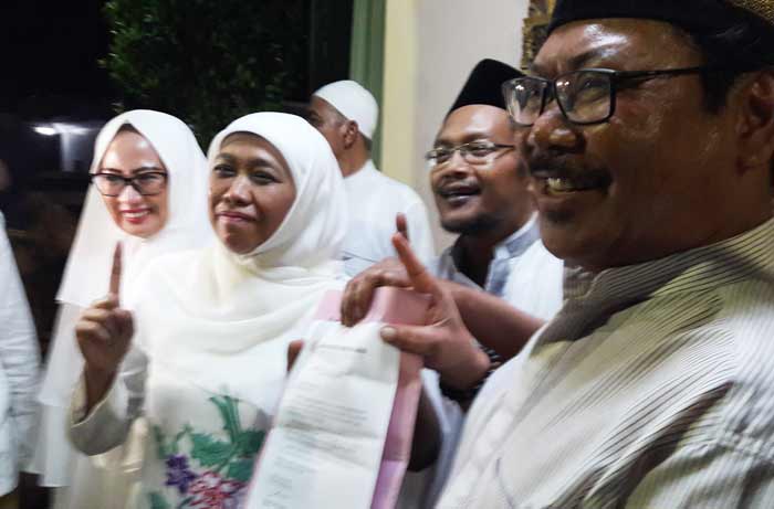Khofifah didampingi H. M. Thohir menunjukkan surat dukungan. foto: SYUHUD/ BANGSAONLINE