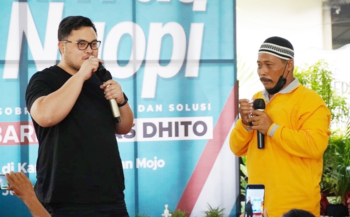 Bupati Kediri Hanindhito Himawan Pramana saat meminum jamu pemberian Trijoto, pembuat jamu asal Desa Melati, Kecamatan Mojo, Kabupaten Kediri. foto: ist.