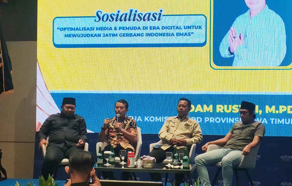 Adam Rusydi paparan saat sosialisasi bertajuk "Optimalisasi Media dan Pemuda di Era Digital untuk Mewujudkan Jawa Timur Gerbang Indonesia Emas", di Hotel Aston Sidoarjo, Jumat (26/9/2025). Foto: Ist.