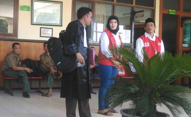 Revin (tengah), dan Hendri Hidayat (kanan) usai persidangan untuk di bawa ke tahanan oleh JPU Hendrawan SH (kiri). foto: NANANG ICHWAN/ BANGSAONLINE