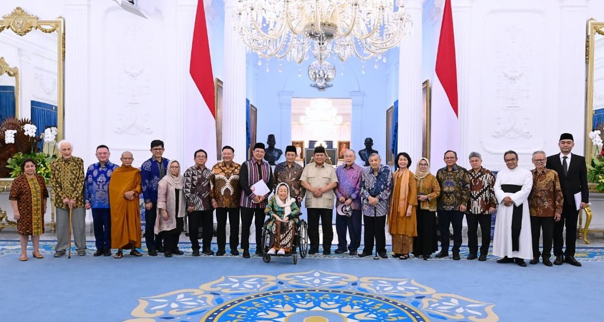Para tokoh nasional yang tergabung dalam Gerakan Nurani Bangsa foto bersama usai bertemu Presiden Prabowo Subianto di Istana Merdeka Jakarta, Kamis (11/9/2025) malam. Foto: Setpres RI