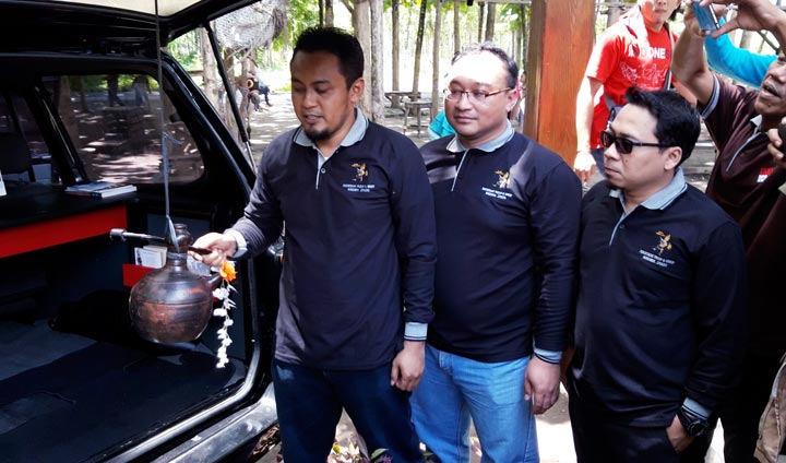 Komisioner KPU Kabupaten Kediri Divisi Parmas, Nanang Qosim (saat akan memecahkan kendi), Eka Wisnu Wardana (Divisi Rendatin), dan Anwar Anshori (Divisi Teknis). foto: MUJI HARJITA/ BANGSAONLINE
