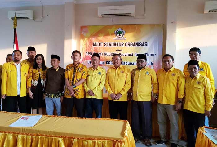 Tim auditor Golkar Jatim dan jajaran pengurus Golkar Gresik. foto: syuhud/ bangsaonline