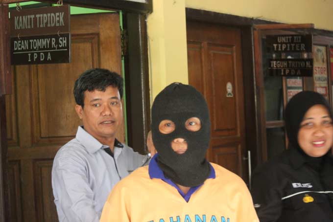 Pelaku dikeler petugas saat hendak dirilis di Mapolres Tuban. foto: SUWANDI/ BANGSAONLINE