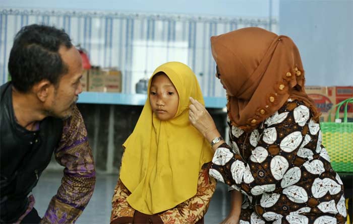 Bunda Indah saat mengunjungi anak penderita tumor.