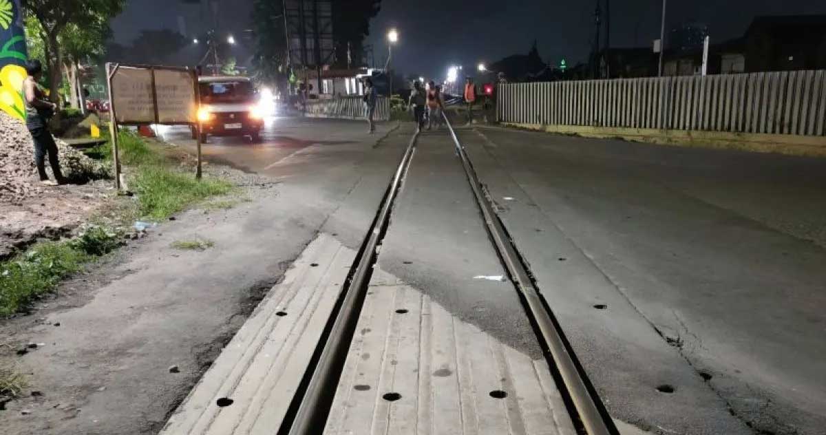 Pemasangan blok rel di perlintasan sebidang JPL nomor 1 Wonokromo.