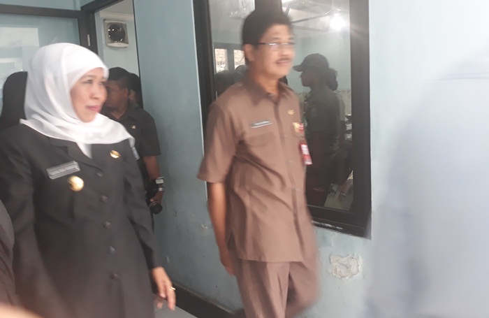 Gubernur Jatim, Khofifah Indar Parawansa bersama Kepala Dinas Pendidikan Jatim, Saiful Rachman saat meninjau pelaksanaan USBN-BKS di SMA dan SMK Hangtuah, Surabaya. Foto: DIDI ROSADI/BANGSAONLINE