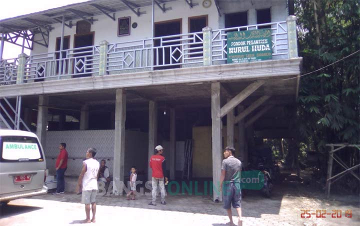 Pondok Pesantren Salafiyah Nurul Huda, di Desa Tempuran, Tarik, Sidoarjo.