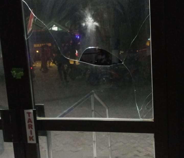Pintu kaca Puskesmas Tanjung yang pecah akibat lemparan batu