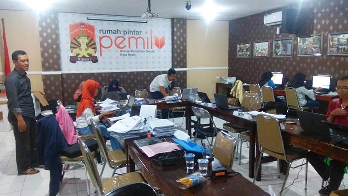 Petugas saat melakukan entri data untuk dimasukkan dalam website Situng KPU di Kantor KPU Kota Kediri. foto: ARIF KURNIAWAN/ BANGSAONLINE