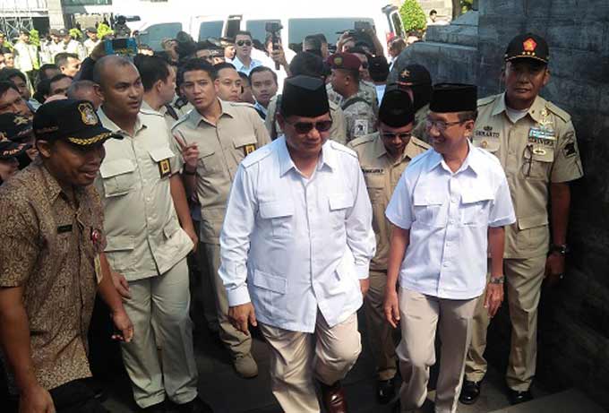 Prabowo Subianto dan rombongan saat tiba di makam. 