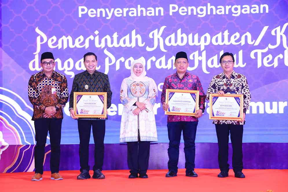 Gubernur Jatim, Khofifah Indar Parawansa (tengah) saat menghadiri acara Halal Industry Festival 2025. (Ist)