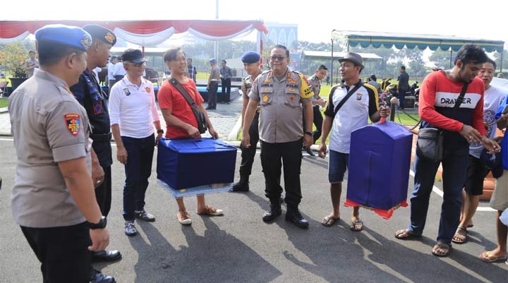 Kapolda Jatim Irjen Pol Drs. Luki Hermawan berbincang dengan para kicau mania.
