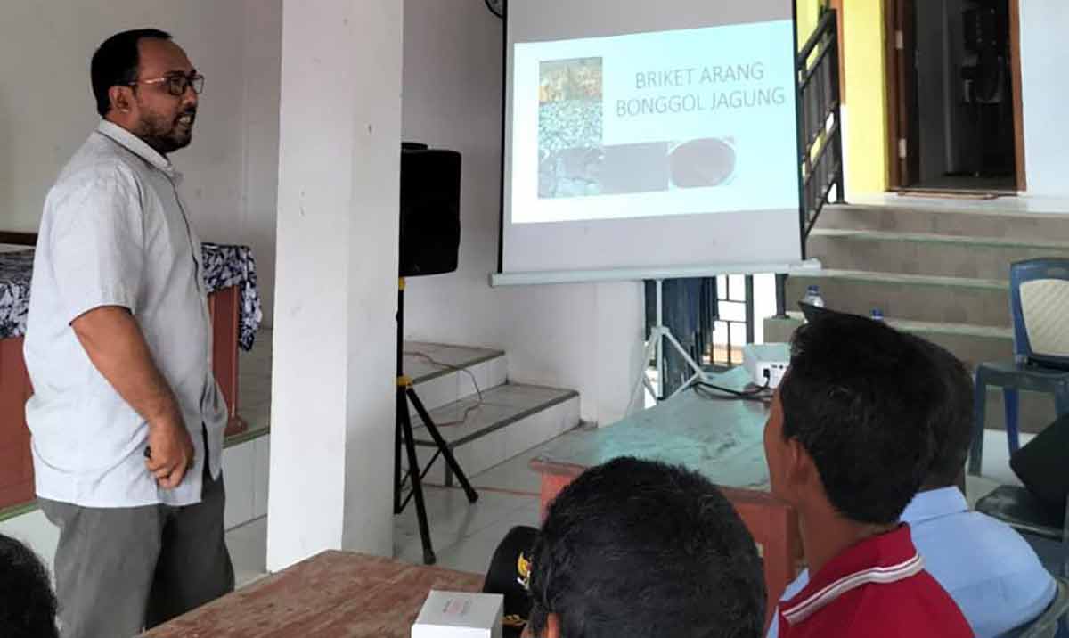 Dosen Unirow Tuban ketika memaparkan hasil kajiannya terkait pemanfaatan bonggol jagung kepada masyarakat Desa Bringin, Kecamatan Montong.