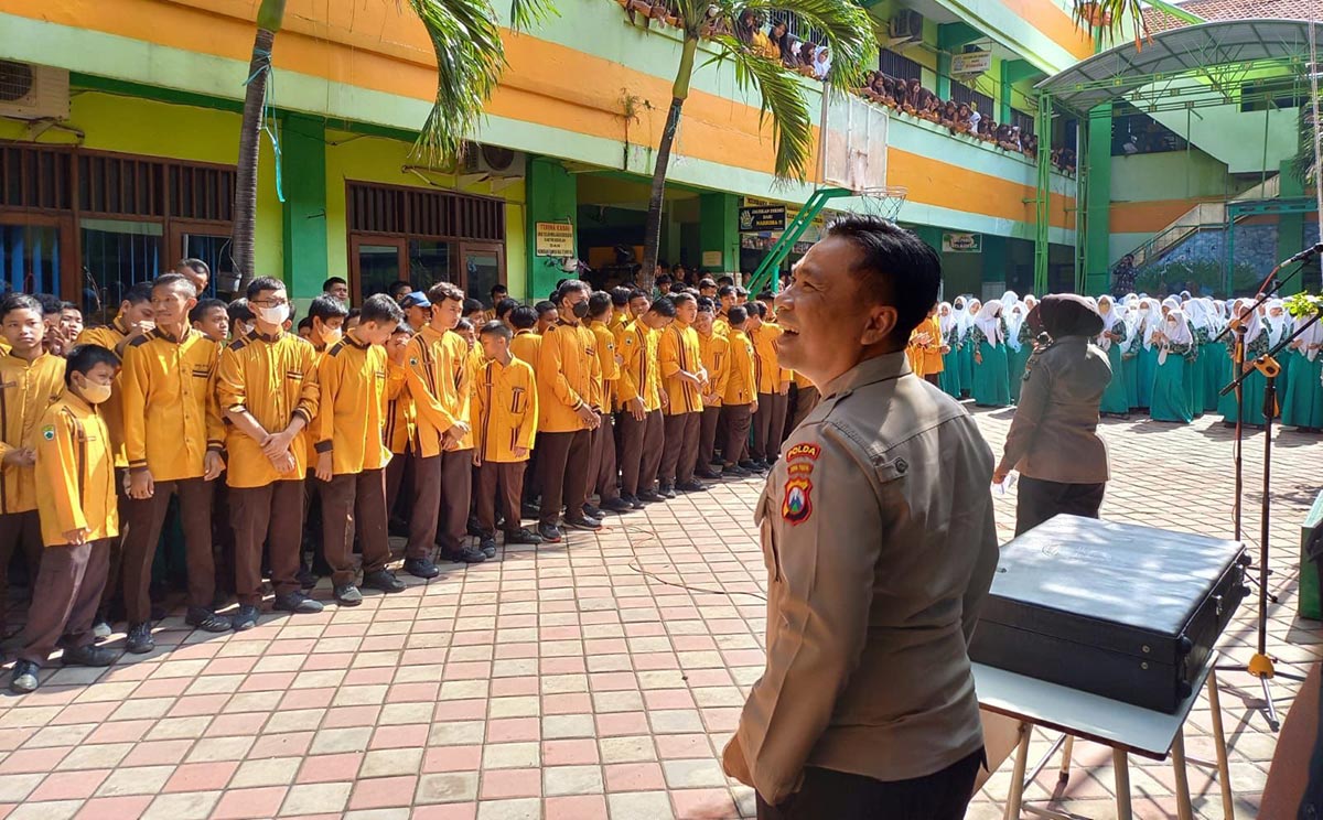 Tim Bina Kusuma Semeru Polda Jatim memberikan bimbingan kepeda pelajar.