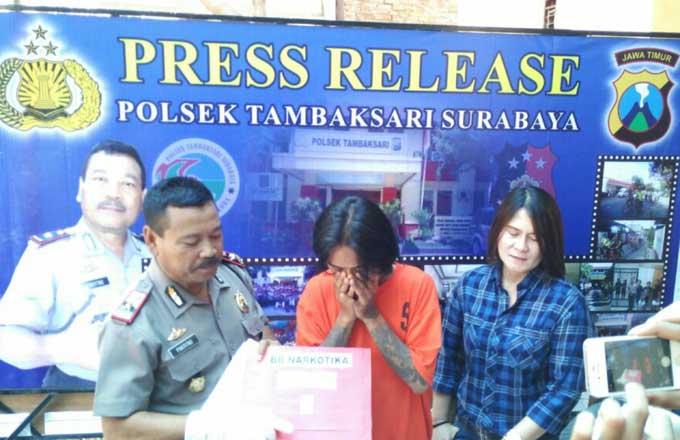Kompol Prayitno didampingi Kanit Reskrim Polsek Tambaksari saat rilis budak sabu.