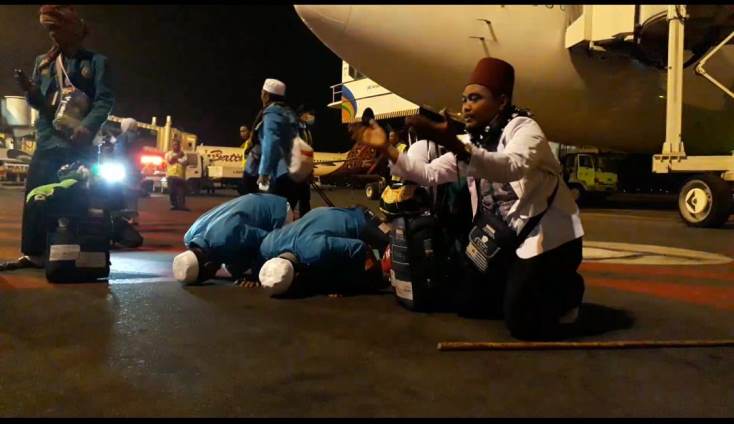 Jemaah haji kloter 1 saat baru tiba di Bandara Juanda Sidoarjo. foto: PPIH Surabaya.