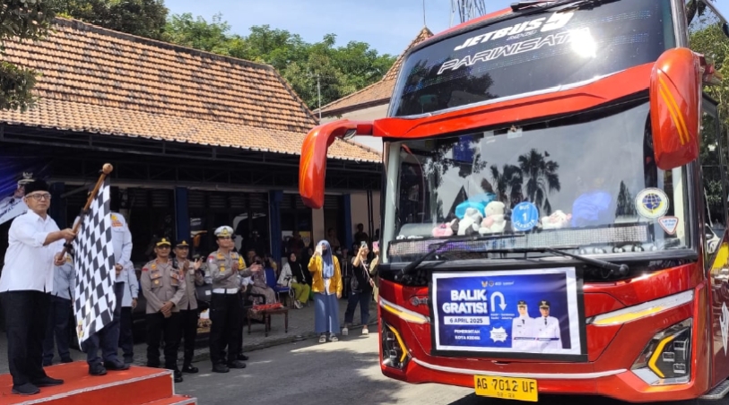 Wakil Wali Kota Kediri Gus Qowim saat memberangkatkan program balik Gratis. Foto: Muji Harjita/BANGSAONLINE