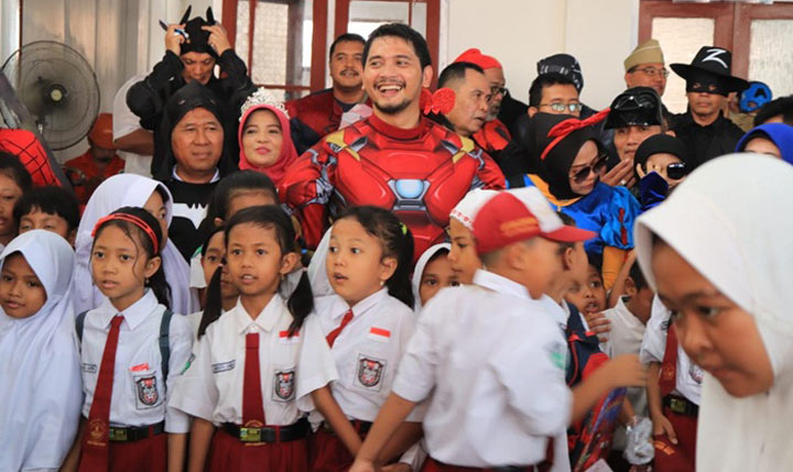 Plt. Wali Kota Pasuruan Raharto Teno tampak sedang memakai kostum Iron Man.