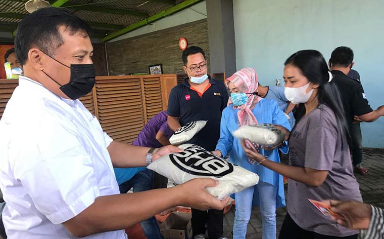 Tampak H. Satib ketika membagikan beras pada penerima.