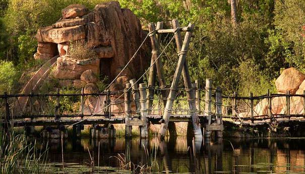 Tampilan water park disney yang tak terawat. foto: mirror.co.uk