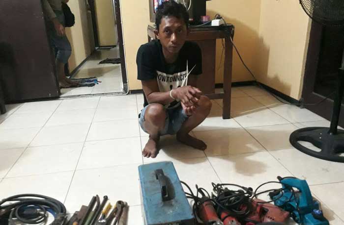 Pelaku bersama barang bukti. foto: SOFFAN/ BANGSAONLINE