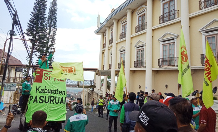 Ratusan Massa KSPI saat Demo di depan Hotel Raya Tretes.