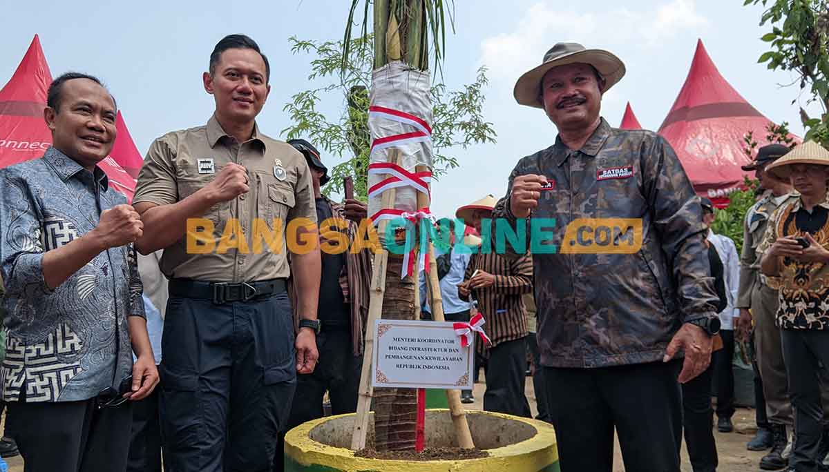 Menko AHY saat bersama Wali Kota Madiun, Maidi, di TPA Winongo. Foto: HENDRO SUHARTONO/BANGSAONLINE