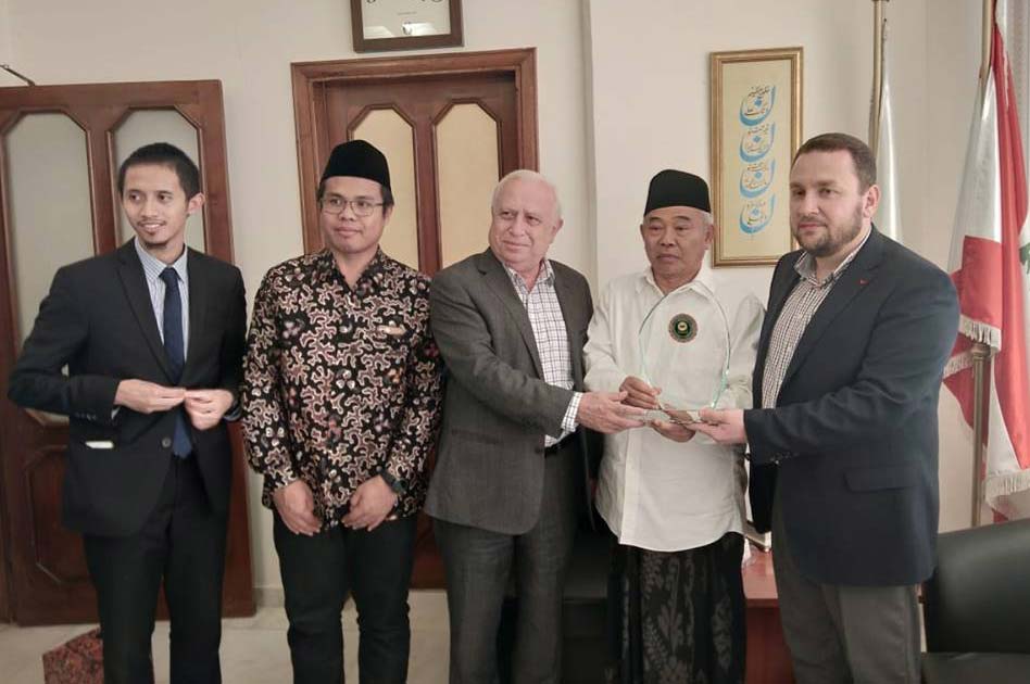 DARI KANAN KE KIRI. Dr Salim Yakan (Ketua Yayasan Al-Jinan University), Dr KH Asep Saifuddin Chalim, MA, Prof Dr Bassam Barake (Rektor Al-Jinan University), Dr Mauhiburrahman (Gus Muhib, Rektor Institut KH Abdul Chalim) dan Jalal, LC, MA (Sekretaris pribadi Dubes RI untuk Libanon). foto: istimewa/bangsaonline.com