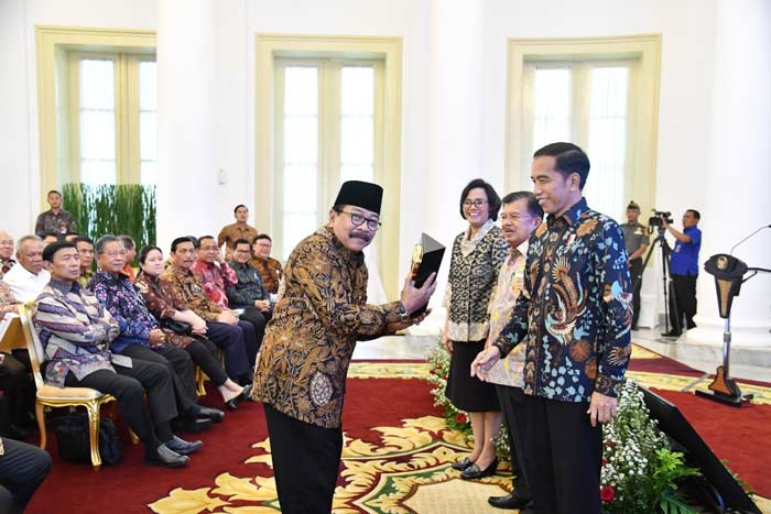 Pakde Karwo saat menerima Piala Penghargaan Dana Rakca dari Presiden RI Joko Widodo di Istana Presiden Bogor.
