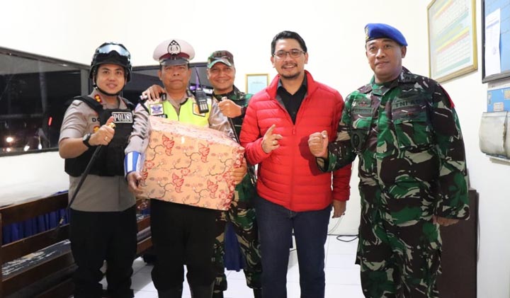Plt. Wali Kota Pasuruan Raharto Teno Prasetyo, S.T., saat mengunjungi salah satu pos pantau, Selasa (31/12) malam. 