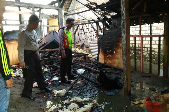 Rumah Surti yang ludes terbakar.